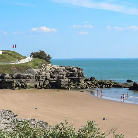 2 Bedroom Awesome In Holiday home *