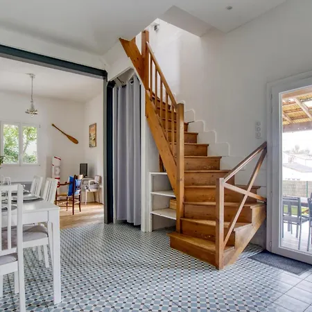 2 Bedroom Awesome In Holiday home *